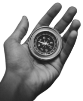 Hand mit Kompass als Symbol für Orientierung.